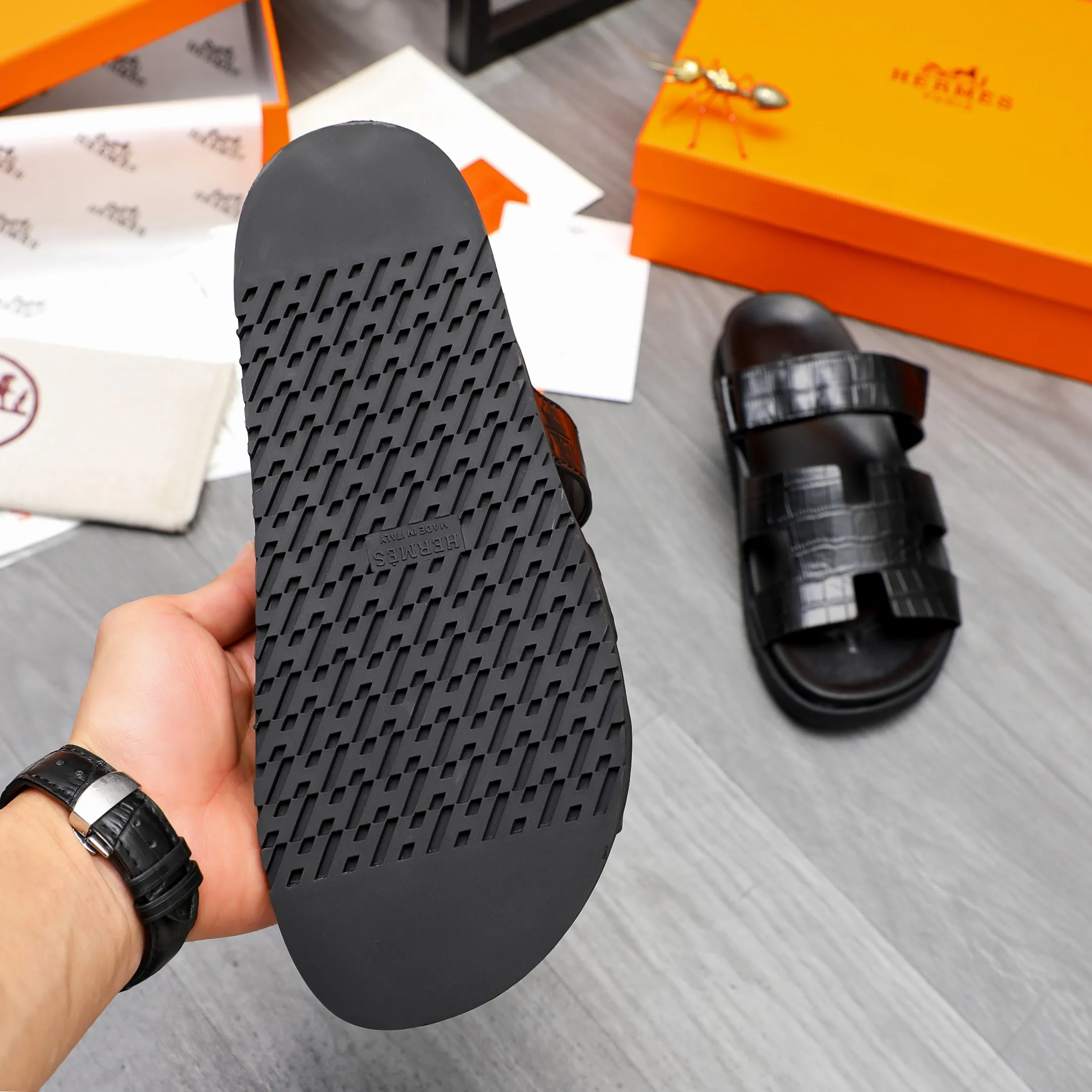 Men's shoes 💰340 Product trademark: Hermes "Hermes" Couple's slippers Regular size: 36-46 Product material: Selected stone grain cowhide upper, microfiber lining, original outsole